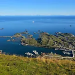 Oceanfront In Lofoten With Panoramic View 발스타드