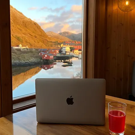 Northern Lights Oceanfront Lofoten